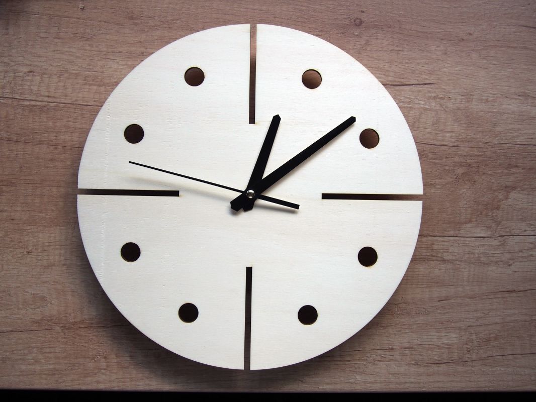 Nástěnné dřevěné hodiny"modern" v několika barevných variantách - bílé