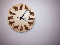 Nástěnné dřevěné hodiny s kočkami