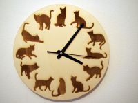Nástěnné dřevěné hodiny s kočkami